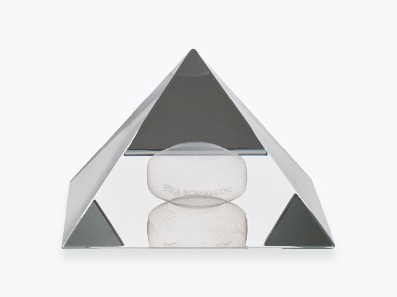 Příslušenství Pyramida na bílém pozadí.