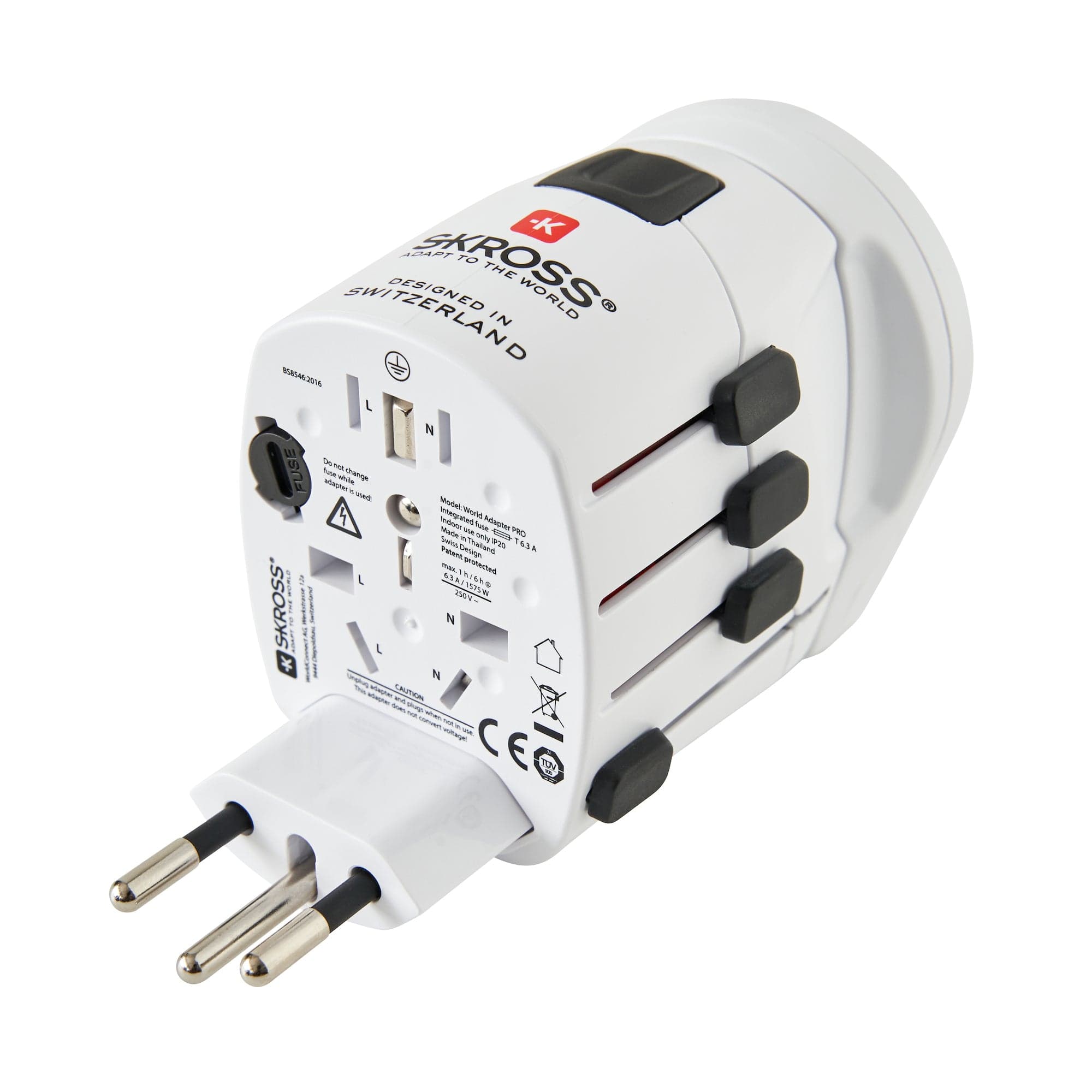 Příslušenství uzemněného adaptéru na bílém pozadí.