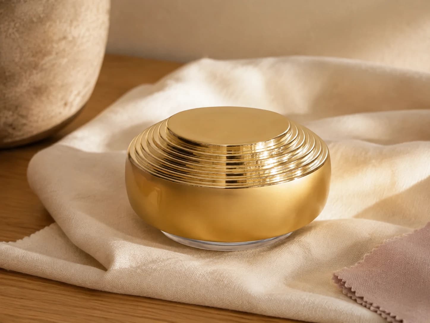 Detail lesklého povrchu a stupňovitých hran modelu Gold na lnu.